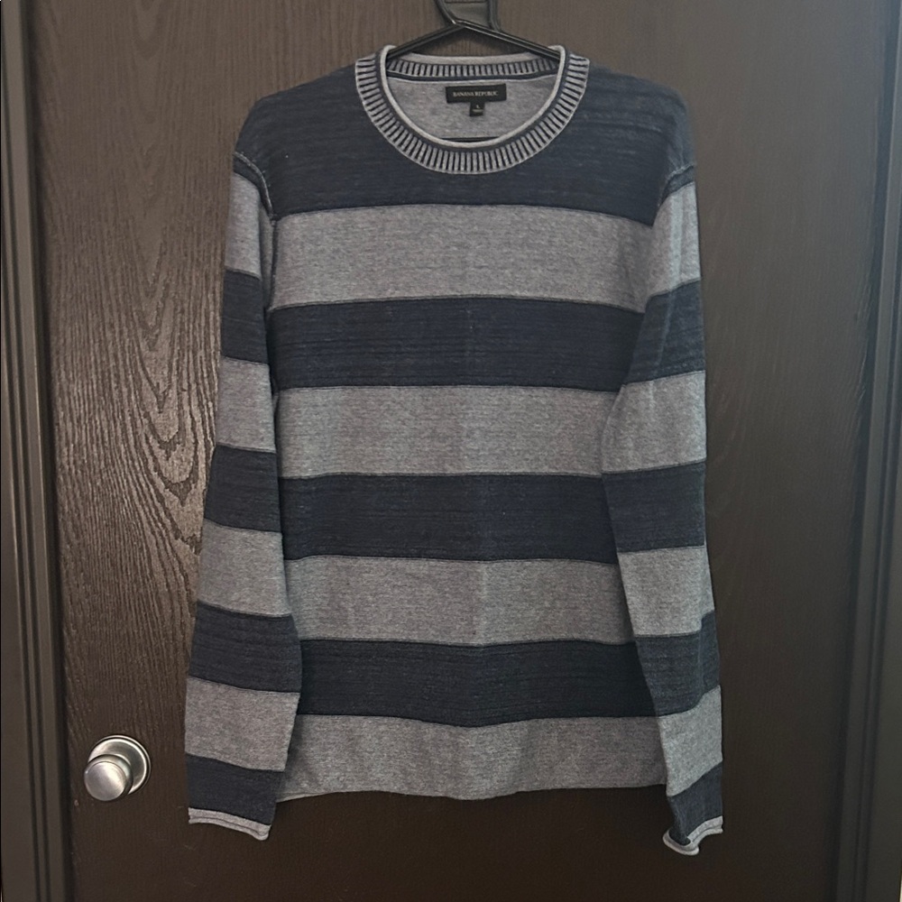 Banana Republic Men's Crewneck Large Sweater - Dark Blue/Gray Striped Pullover